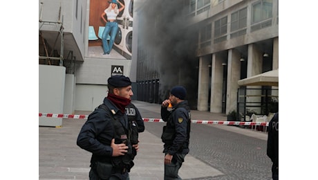 Milano, incendio nelle cantine dietro il Duomo: la colonna di fumo avvolge le guglie