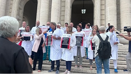 Basta aggressioni ai medici: la protesta sulle scale del Cardarelli