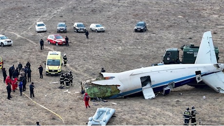 Volo precipitato in Kazakistan, cosa sappiamo: per gli esperti l'aereo è stato colpito dai pezzi di un missile russo esploso vicino