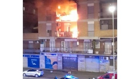 Fiamme ed esplosioni, paura nel quartiere Marconi: incendio in un palazzo e famiglie evacuate