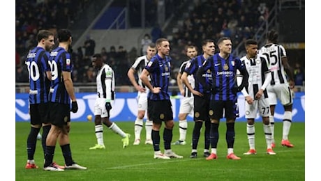 Inter-Udinese interrotta per 6 minuti per un malore a un tifoso: la ricostruzione