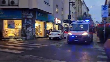 Milano, Porsche si schianta contro un negozio in via Aleardi: muoiono marito e moglie