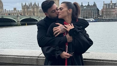 Bianca Guaccero e Giovanni Pernice, trasferta romantica a Londra. «Buon anno a tutti noi»