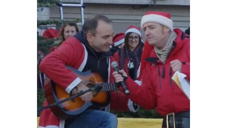 'Millemila' Babbi Natale in festa per i bambini del Regina Margherita. E il sindaco di improvvisa chitarrista