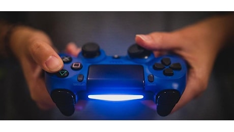 Bestemmia di notte giocando alla PlayStation: la vicina esasperata accoltella la madre