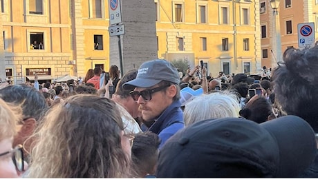 Anche Harry Styles a San Pietro per l’elezione del Papa