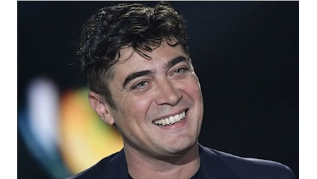 “Il maschio capobranco, la femmina si occupa dei figli”: le parole di Riccardo Scamarcio indignano ma non si considera il contesto