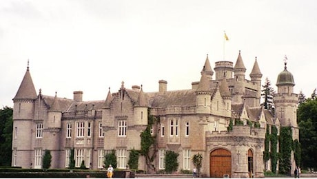 Castello di Balmoral, le stanze private dei Windsor si aprono alle visite: 100 sterline per un tour di 45 minuti