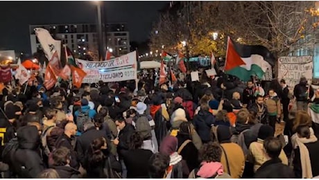 I cori pro palestina al raduno di Parigi prima della sfida di calcio Francia-Israele