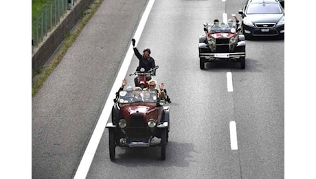 Una festa da Milano a Varese: auto e moto d’epoca sfilano per i 100 anni dell’Autolaghi