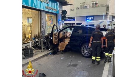 Suv sfonda una vetrina nella Chinatown milanese, due morti