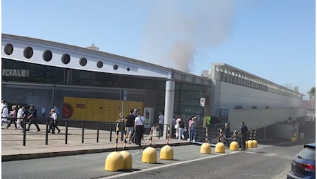 Incendio all'Esselunga di Sesto Fiorentino, evacuato il centro commerciale: operai bloccati da fiamme e fumo