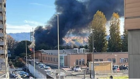 Incendio al Collatino, capannone in fiamme accanto all’ex teatro Tendastrisce: evacuato un asilo