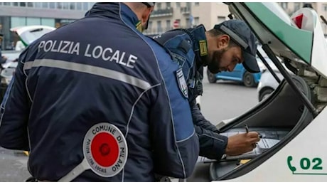 Dieci colpi al viso dell'ex fidanzata con un cacciavite: è grave. L'aggressione fuori dal supermercato