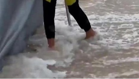 Gaza, tempesta invernale: l’acqua invade migliaia di tende di rifugiati sulla spiaggia