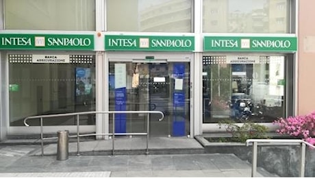 Intesa Sanpaolo indagata per i conti spiati dall’ex bancario: secondo i pm la banca avrebbe violato la legge 231