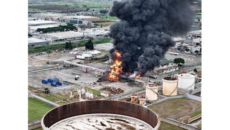 Calenzano, un carrello vicino a una nube di carburanti potrebbe aver innescato l'esplosione: l'ipotesi