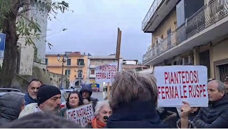 Piantedosi a Caivano, tensione all'esterno del municipio. Sfrattati alla vigilia di Natale