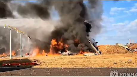 Corea del Sud, aereo esce di pista ed esplode: il video dello schianto