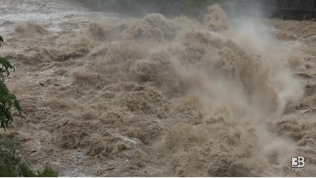 Cronaca meteo diretta - Maltempo Bergamo, la piena del fiume Brembo a Ponte San Pietro - Video