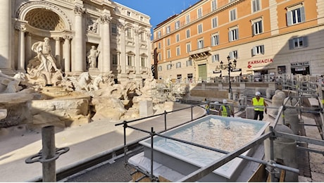 Fontana di Trevi senz’acqua, le monetine si tirano in una piscinetta. E la rete si scatena: “Ma che è ‘sta cafonata?”