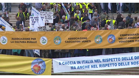 Venezia, cacciatori in corteo contro la sospensione dell'attività venatoria sino al 2 ottobre