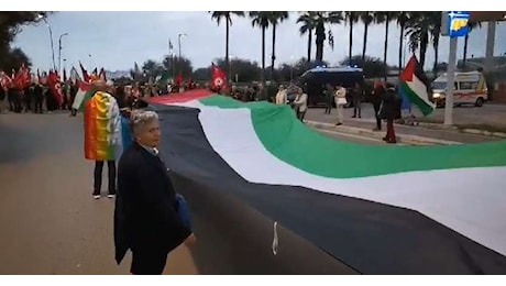 Il corteo No G7 tra fumogeni, musica, cori e bandiere della pace e della Palestina / VIDEO E FOTO