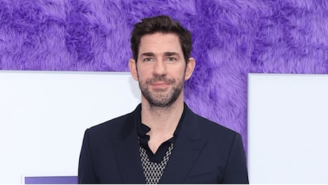 John Krasinski è l'uomo più sexy del 2024 per la rivista PEOPLE: la sua reazione da Colbert