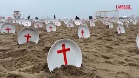 Piatti vuoti sulla spiaggia di Copacabana contro la fame nel mondo