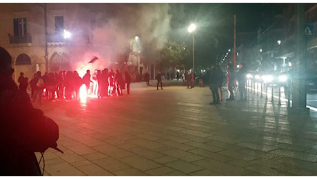 Lecce, scontro tra antifascisti e militanti di destra: in piazza volano bottiglie e insulti. Video