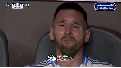 Lionel Messi disperato durante la finale di Copa America: lacrime in panchina e caviglia gonfia