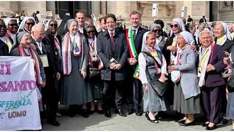 Elena Guerra è diventata santa: comunità lucchese in festa in piazza San Pietro foto