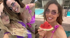 Ilary Blasi e Chanel Totti insieme in piscina: mamma e figlia vestono in tinta coi bikini vitaminici