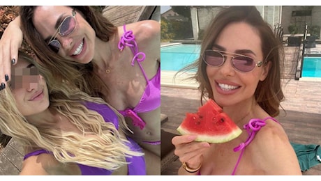 Ilary Blasi e Chanel Totti insieme in piscina: mamma e figlia vestono in tinta coi bikini vitaminici
