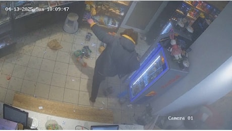 Così le bombe russe a Sumy hanno colto di sorpresa i civili: il negozio messo a soqquadro dall'esplosione
