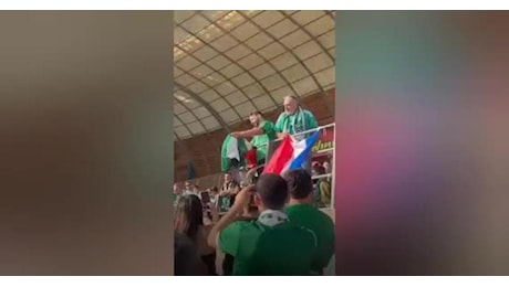 Amsterdam, tifosi israeliani del Maccabi bruciano bandiere della Palestina allo stadio ridendo e cantando Gaza è un cimitero - VIDEO