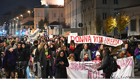 “Roccella e Valditara, il patriarcato esiste e la violenza sulle donne non ha colore”: migliaia in corteo