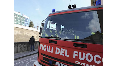 L'auto va fuori strada e prende fuoco: morte due ragazze. La tragedia sotto gli occhi degli amici