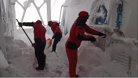 Gran Sasso, le immagini girate dai soccorritori prima di riuscire a scendere a valle con la funivia