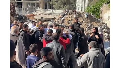 I palestinesi sotto i raid in attesa di tregua: La morte ci segue
