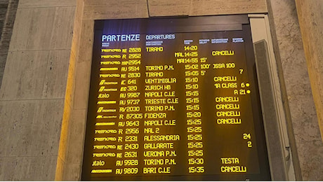 Sciopero dei treni, cancellazioni e ritardi. La rabbia dei viaggiatori: “Pochi e tutti pieni”