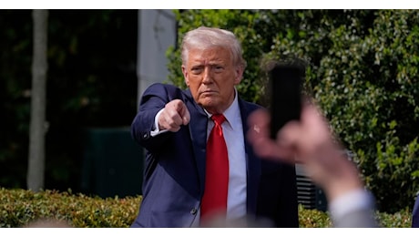 Trump: «Valuto rinvio dazi sulle auto». Poi colpisce i pomodori dal Messico e insiste su farmaci e chip