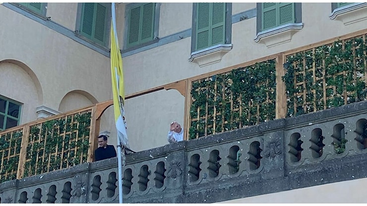 Papa Leone torna a villa Barberini: i 15 giorni di vacanze tra piscina e campo da tennis. Bagno di folla all'arrivo - Il Messaggero Papa Leone torna a villa Barberini: i 15 giorni di vacanze tra piscina e campo da tennis. Bagno di folla all'arrivo - Il Messaggero