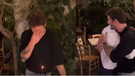 Stefano De Martino in lacrime al suo compleanno: cosa c'è scritto sulla torta