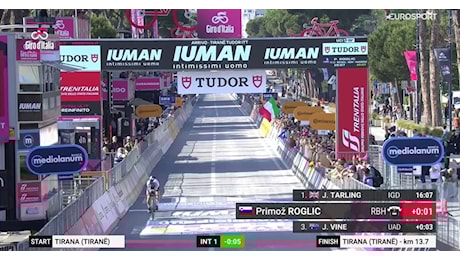 Roglic lancia subito un segnale! Non vince la crono per 1'' da Tarling, ma è già in maglia rosa: rivivi il finale della sua cronometro