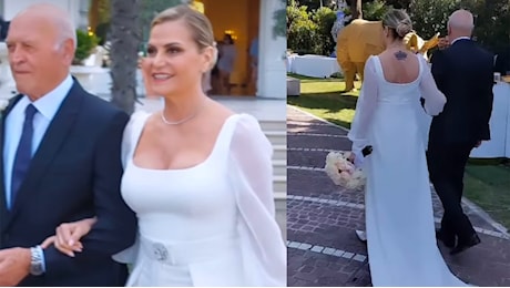 Simona Ventura sposa in pantaloni: l'abito tuta con strascico per il matrimonio