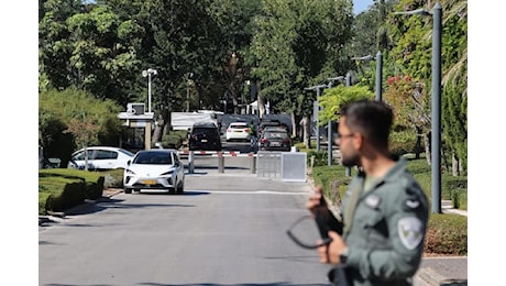 Guerra Israele Medio Oriente, razzi nel cortile della casa di Netanyahu a Cesarea. LIVE