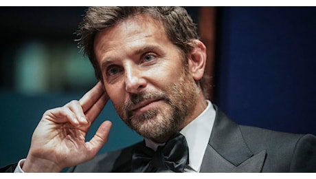 Bradley Cooper compie 50 anni, il divo italo-irlandese dagli occhi di ghiaccio e dai capelli ribelli innamorato della modella Gigi Hadid