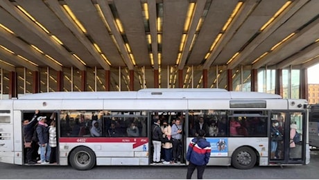 Sciopero bus 8 novembre, pochi utenti in attesa alle fermate ma mezzi strapieni