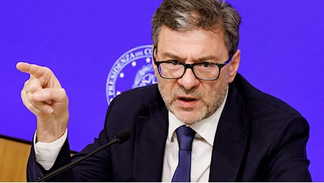 Giancarlo Giorgetti spiega la manovra: Sacrifici per le banche, bonus per chi rimanda la pensione